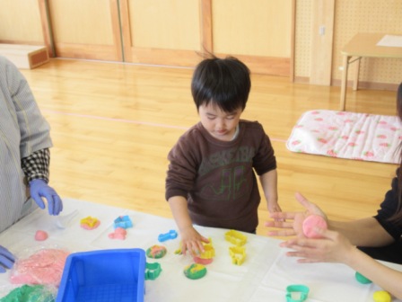 子育てわくわく広場 小麦粉粘土遊び ブログ 未来夢こども園 愛媛県松山市